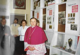 Podczas spotkania J. E. Ks. Bp. Edward Ozorowski w księdze pamiątkowej szkoły napisał: Dnia 29 XI 1992 r. odbyła się wizytacja parafii Jaświły. Przy tej okazji odwiedziliśmy szkołę im.