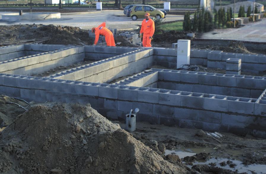 W porównaniu do tradycyjnych, pracochłonnych i kosztownych szalunków drewnianych, pozwalają oszczędzać czas i pieniądze. Nie wymagają użycia zaprawy.