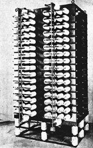Działalność Ignacego Mościckiego 13 Rys. 3. Bateria kondensatorów Mościckiego zamontowana na wieży Eiffla (źródło:,,przegląd Elektrotechniczny 1934, nr 23, s. 648) Fig. 3.Mościcki condenser battery mounted on the Eiffel Tower (source:,,przeglądelektrotechniczny 1934, nr 23, p.