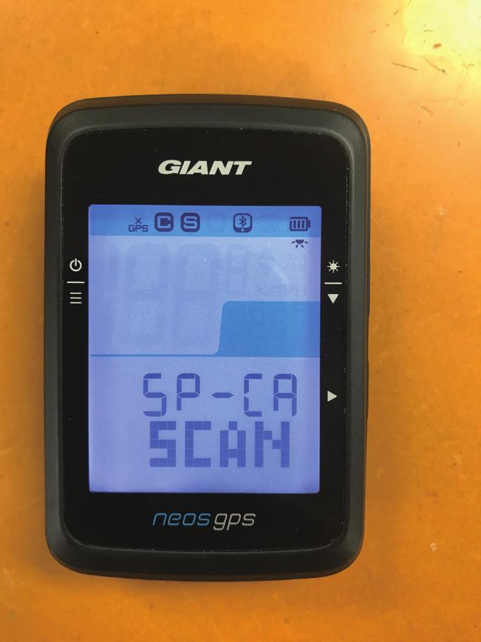 Włączenie GPS Wyszukiwane sygnałów GPS należy wyłączyć podczas ćwiczeń wewnątrz pomieszczeń, aby zapobiec zapisywaniu mniej dokładnych informacji o jeździe. 1.