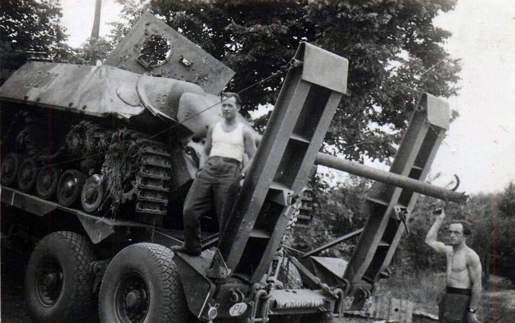 12 Zdjęcie 20 Rok 1944. Francja. Pierwszy od lewej Feliks Cybulski.