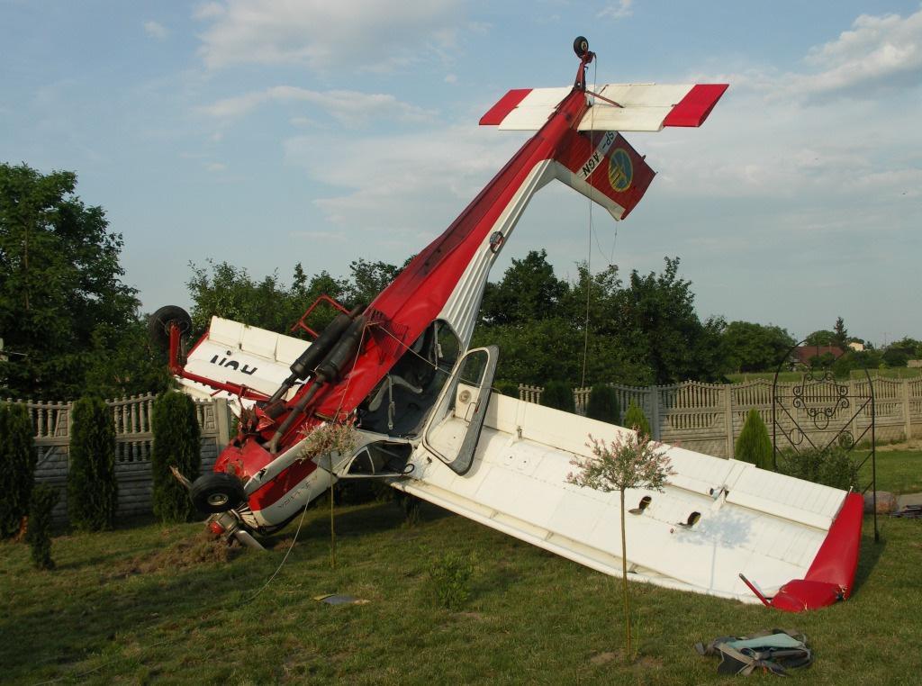 10 Samolot na miejscu wypadku, widok ¾ z przodu z