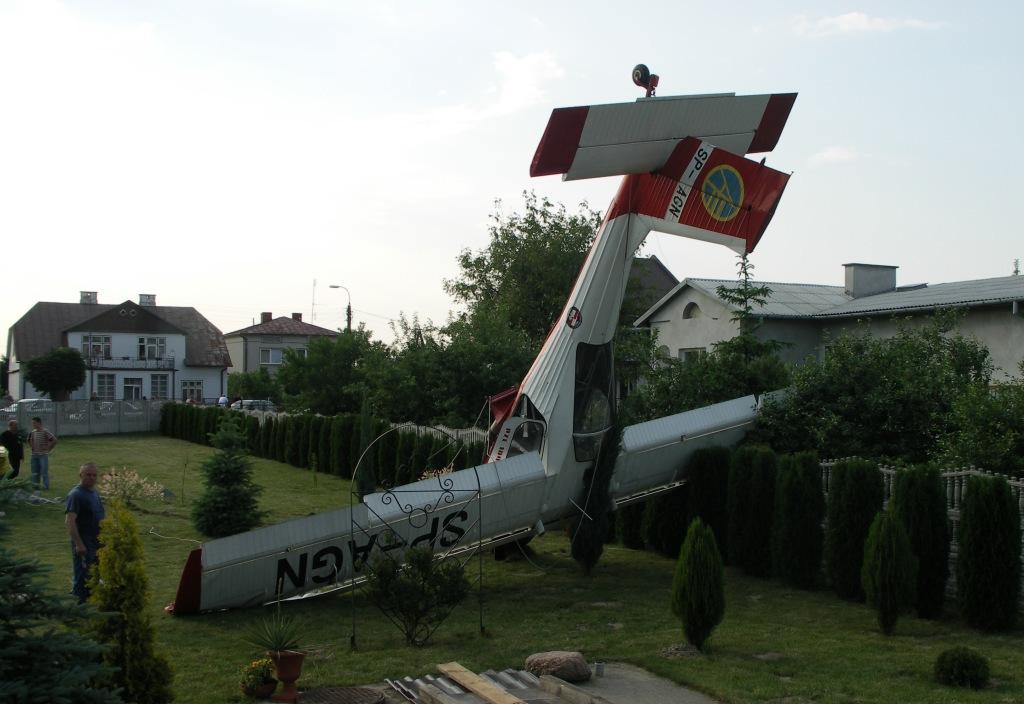 12 Samolot na miejscu wypadku od strony