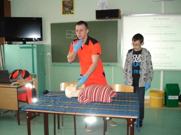 27 marca 2015r. w naszej szkole odbyły się zajęcia z zakresu udzielania pierwszej pomocy. Uczestniczyli w nich uczniowie klas 4 i 5.