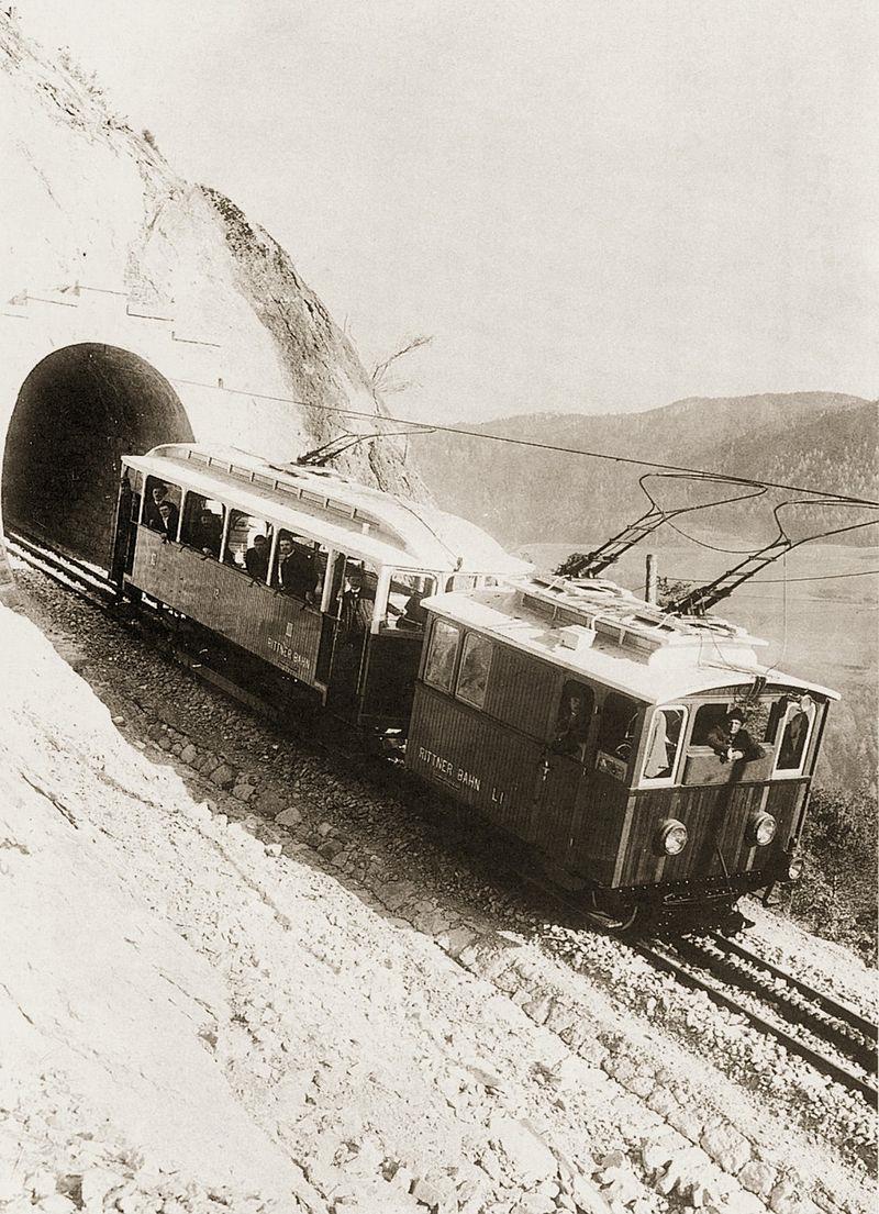 Rys historyczny 1882 r. udoskonalenie parowozu (mógł poruszać się szybko na liniach adhezyjnych, jak również mocno i pewnie wspinać się na liniach zębatych) 1889 r.