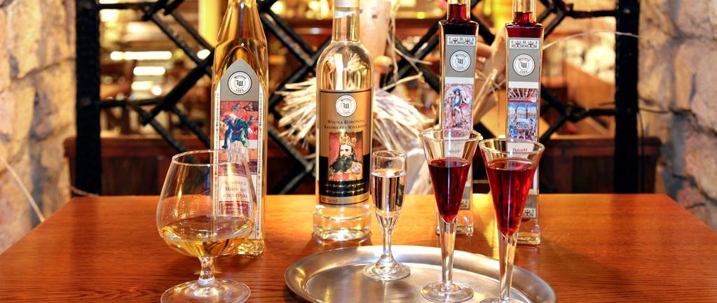 Alkohole Wzniesienie toastu za Państwa Młodych Specjalnością naszej Restauracji jest niezwykły pokaz otwierania szampana szablami.