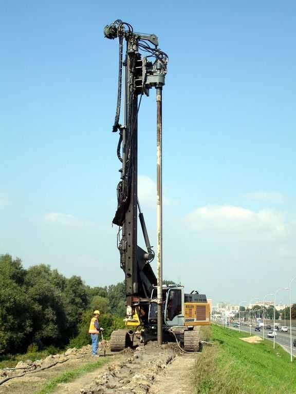 Filtracja przez korpus zapory z jednorodnego materiału z rdzeniem szczelnym Przesłona