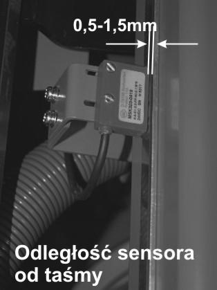 Sensor należy przykręcić dwoma śrubami przechodzącymi przez obudowę tak aby był prowadzony nad taśmą w odległości 1 do 1,5 mm!, równolegle do niej.