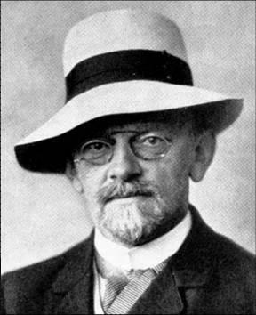 David Hilbert David Hilbert 1900 - Mezinárodní matematický kongres v Paříži 23 problémů Axiomatizce matematiky dvacátá léta