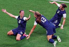 London2012 Shannon Boxx, Kelley O Hara (5), Alex Morgan and Tobin Heath start counting down the final seconds.