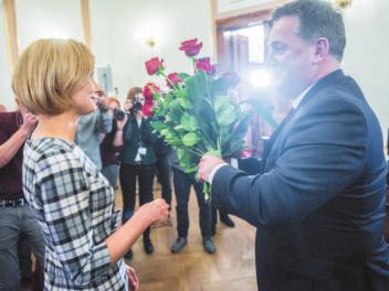 AKTUALNOŚCI 3 PiS pokazał walec Katarzyna Pastuszka-Chrobotowicz i Adam Bocheński, oboje z Prawa i Sprawiedliwości, zostali wybrani we wtorek wiceprzewodniczącymi Rady Miejskiej Radomia.