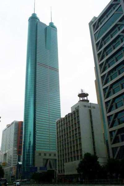 Di Wang Tower, Shenzen Di-Wang Tower = Shun Hing Square, został oddany do uŝytku w 1996 roku, jest 79 kondygnacyjnym budynkiem biurowym wchodzącym w skład kompleksu trzech budynków Di - Wang