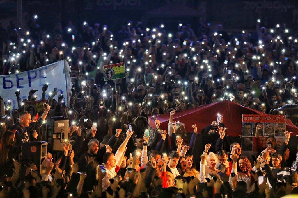 demonstracje. Były one wymierzone w obecnie rządzących w Republice, a więc administrację Milorada Dodika. Sprawę podchwyciła opozycja, a sprawa stała się przedmiotem walki politycznej.