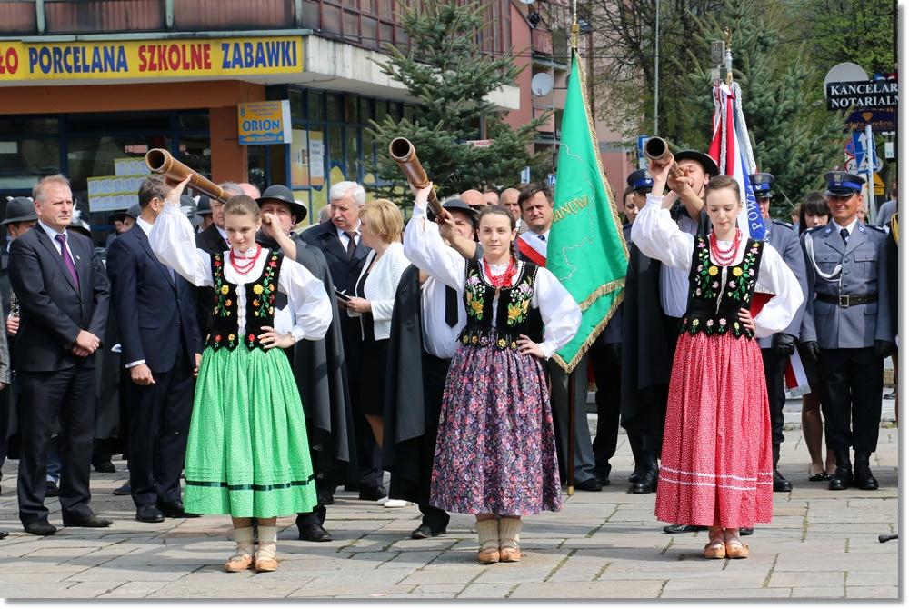 Po odegraniu hymnu państwowego przez Orkiestrę Dętą Echo Podhala i wciągnięciu flagi na maszt odegrany był nowy hejnał miasta, utwór muzyczny Echo Trombity autorstwa prof. Ludwika Mordarskiego.