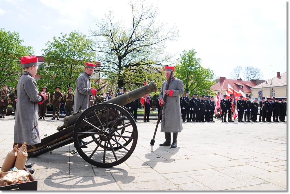 Salut (pozdrowienie, z łacińskiego salus zdrowie ), to oddanie honorów barwom