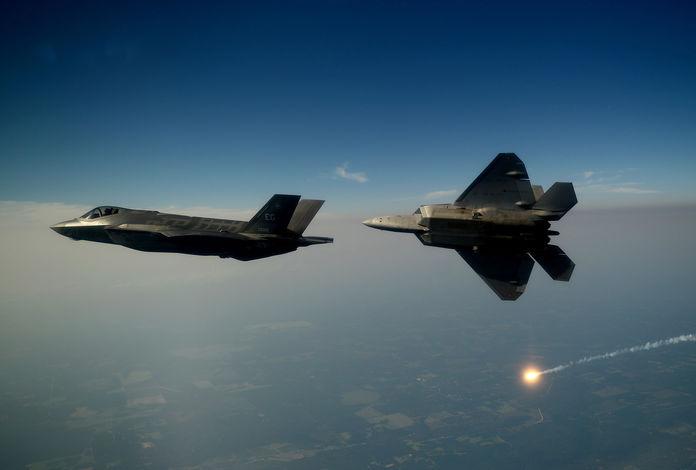 F-35 wspierać będą F-22A, Fot. Master Sgt. Jeremy T. Lock/U.S. Air Force W USA działania F-35 wspierać będą F-22A, wywalczające przewagę w powietrzu, a nie dostępne dla reszty świata.