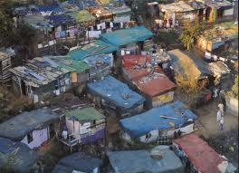 Ten proces to również szybki napływ ludności wiejskiej na przedmieścia miast. Powoduje to powstawanie osiedli peryferyjnych oraz rozległych dzielnic nędzy (slumsów, faweli).