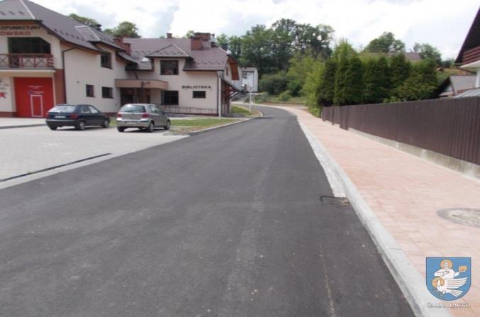 Wykonano modernizację odcinka drogi gminnej Przy Szkole Podstawowej w Jazowsku wraz z budową parkingu.