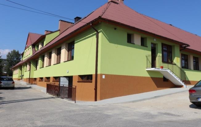 W bieżącym roku zakończono termomodernizację budynku Szkoły Podstawowej w Kiczni, w ramach której docieplono ściany i cokół budynku szkoły, ocieplono poddasze oraz wymieniono stolarkę okienną.