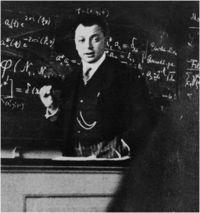 Neutrina - Wprowadzenie Neutrino - czastka zaproponowana w 1930 r jako sposób na utrzymanie zasady zachowania energii w promieniotwórczych rozpadach β Co dzisiaj wiemy o neutrinach?