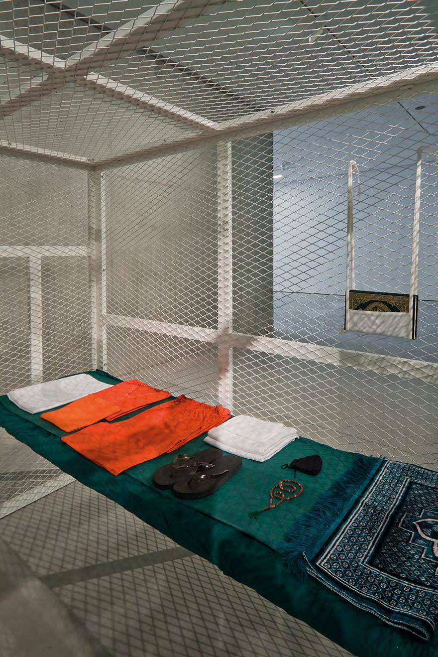 Tomasz Bajer, Minimalism of Guantanamo, 2008, instalacja, 200 150 200 cm Praca jest precyzyjnym odwzorowaniem celi więziennej Yassera Talal al Zahraniego z amerykańskiego obozu dla podejrzanych o