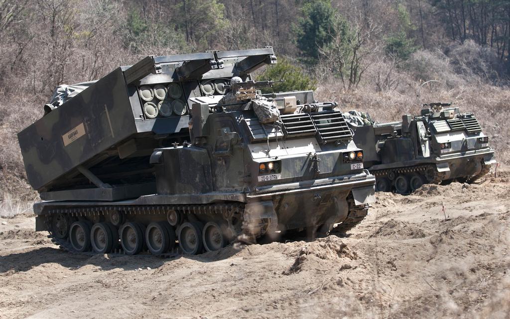 Amerykańskie wyrzutnie MLRS w Korei, należące do 210 brygady artylerii rakietowej. Fot. Sgt.