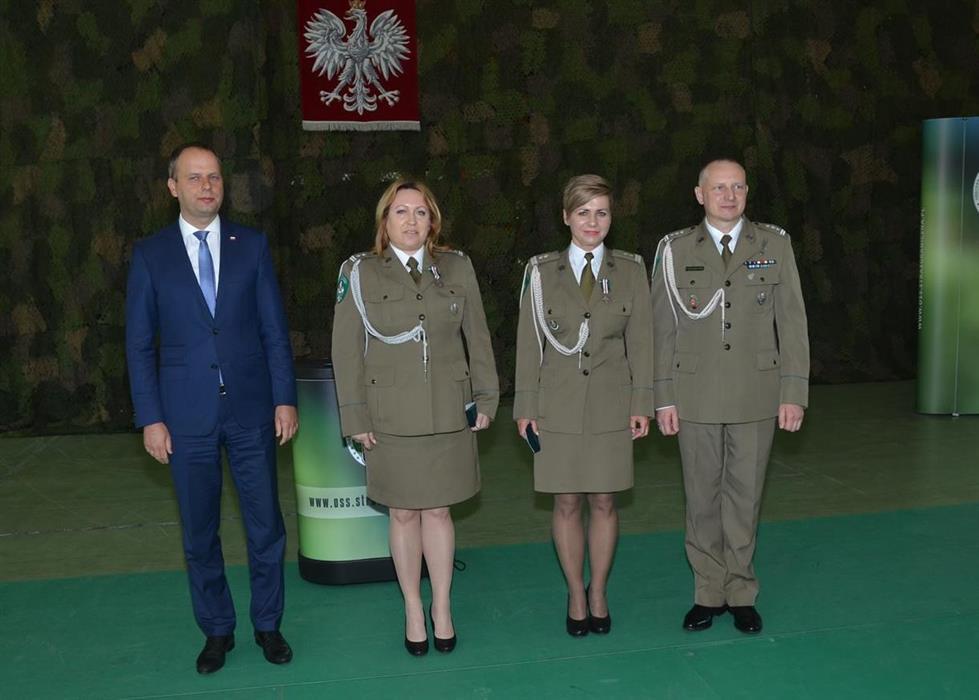 Medale wręczał płk SG Marek Woszczatyński Komendant Ośrodka Szkoleń