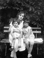 Maria Fedecka z córką Haliną i synem Ziemowitem. Maria Fedecka su dukra Halina ir sūnumi Ziemowitu. iš vermachto karių, Hempelį, kad vokiečių veiklos pobūdis karo metu buvo nusikalstamas.