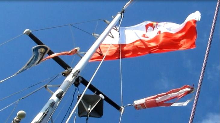 Na topie jachtu Varsovia powiewała olbrzymia polska