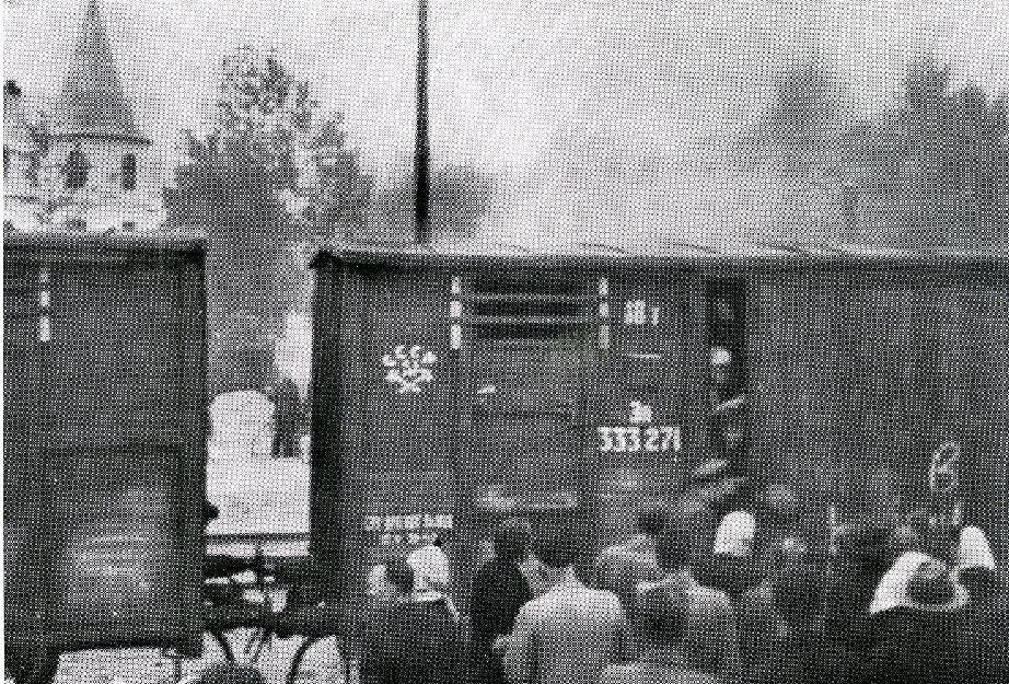 Osoby deportowane Nielegalnie zrobione zdjęcie wagonu towarowego, którym deportowano tysiące wrogów państwa do gułagu, 1941 r. Szacuje się, że w ZSRR ok. 6 mln ludzi zmuszono do wewnętrznej migracji.