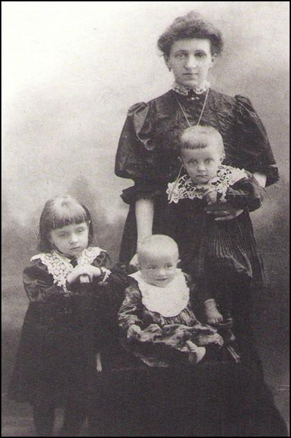 Życie i rodzina Karol Wojtyła urodził się 18 maja 1920 roku w Wadowicach. Jest to miasto na południu polski leżące nad Skawą w województwie małopolskim.