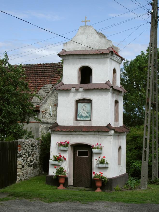 W centrum wioski, prawdopodobnie już od połowy XVIII, stoi kapliczkadzwonnica.