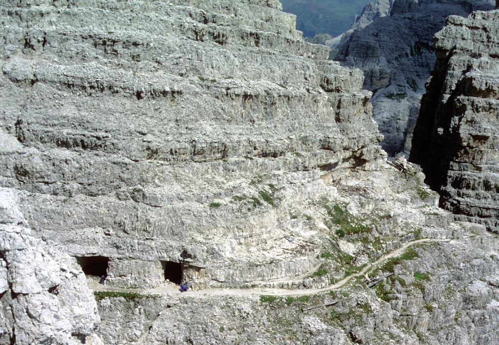 88 Grupa Dolomiti di Sesto (niem. Sextener Dolomiten) Ferrata Percorso delle Forcelle choć strome i nieprzyjemne zejście do widocznej ścieżki T101, przebiegającej poniżej.