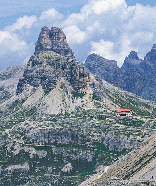 Grupa Dolomiti di Sesto (niem. Sextener Dolomiten) 89 Schaumanna, znanego z pasji udostępniania turystom dawnych miejsc walki.