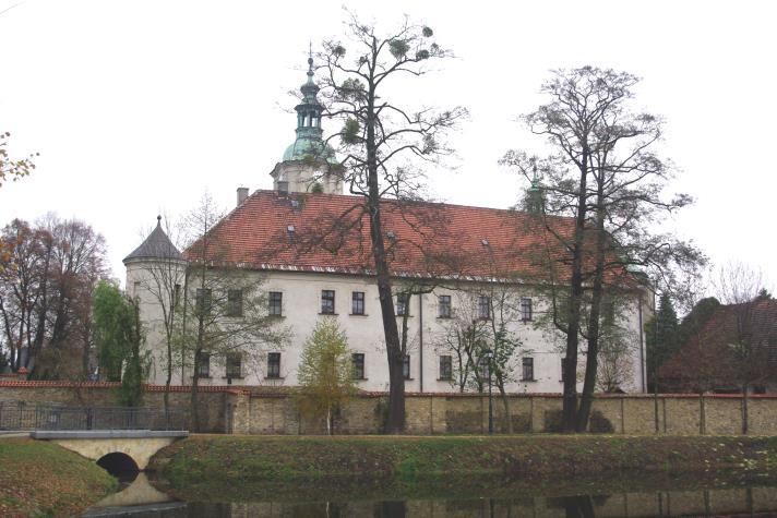 Na ścianie wschodniej MB Dobrej Opieki i Chrystus Bolesny. Na ścianie południowej inskrypcja minuskułowa. Na podłuczu tęczy dwunastu apostołów w sześciu prostokątnych polach.