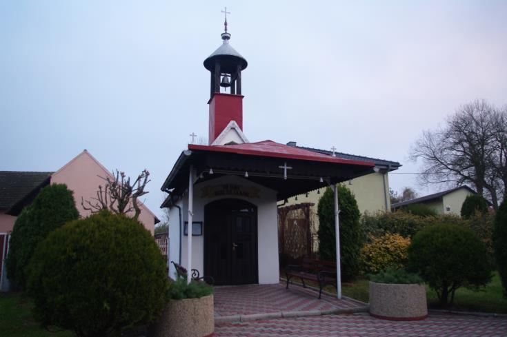 Na terenie gminy występują też kapliczkidzwonnice.