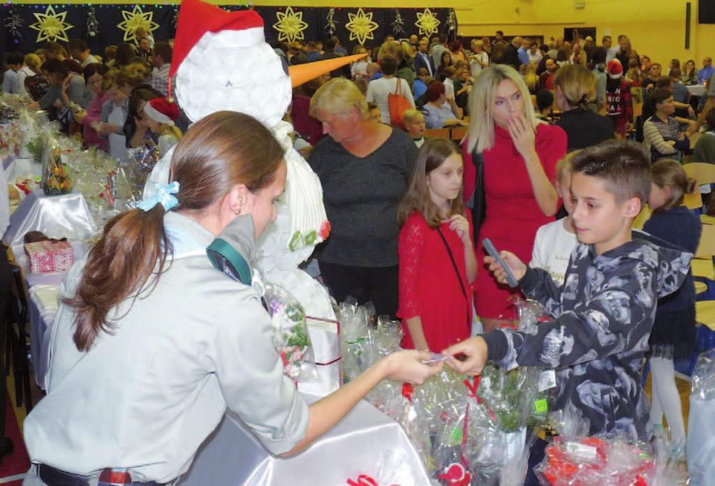 Dekoracyjne stroiki, choinki, świece i bombki, przeznaczone do sprzedaży przygotowywano już od wielu dni. Brali w tym udział nauczyciele, uczniowie, a także ich rodzice.