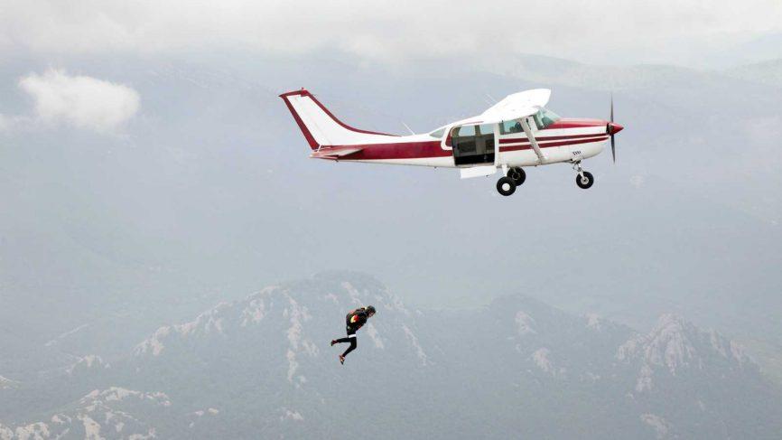 Z jaką pędkością udezy o ziemię człowiek, któy wyskoczył z samolotu bez spadochonu?