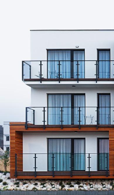 Architektura Subtelna prostota i imponująca nowoczesność Proste modernistyczne bryły łączą w sobie nowoczesny design i minimalizm Jasna elewacja z elementami z drewna i przeszklonymi balkonami nadaje