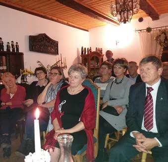 Przybyli również dyrektorzy szkół gminnych i miejskich wraz z pocztami sztandarowymi, a także delegacje organizacji harcerskich.