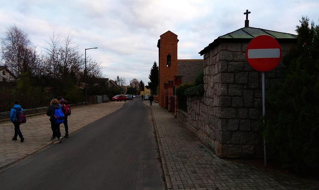 Brak kontraruchu rowerowego na ulicach jednokierunkowych Na terenie Osiedla Kwiatowego przy blokach istnieje wiele wąskich, jednokierunkowych uliczek, które ułatwiają organizację ruchu samochodowego