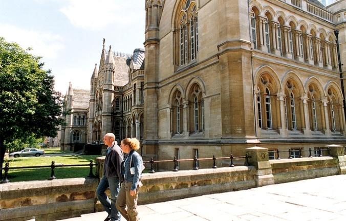 Nottingham Trent University (NTU) Fakty i liczby Pochodzenie instytucjonalne od 1843 roku Obecnie jeden z najlepszych Uniwersytetów w Wielkiej Brytanii 23,595 studentów, 2,500 pracowników, 9 Szkół (w