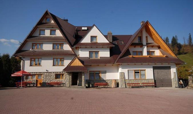 nr 47, będąca częścią Zakopianki. W latach 1975-1998 miejscowość administracyjnie należała do województwa nowosądeckiego.