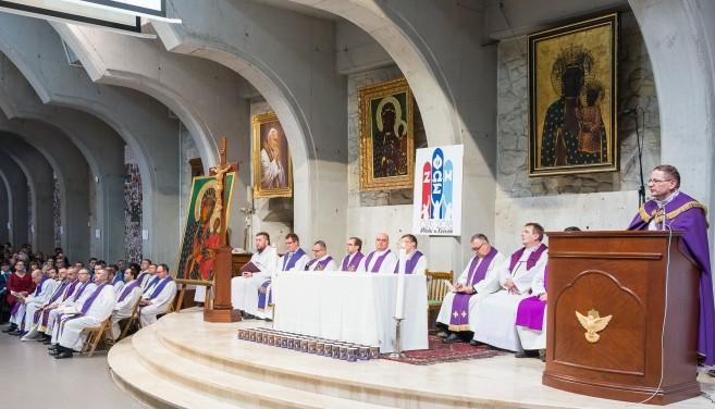 dla GC (na wysokości filaru) i służby liturgicznej; na nieszpory: dodatkowe krzesła dla Kns (w uzgodnionym miejscu na zdjęciu zaznaczono