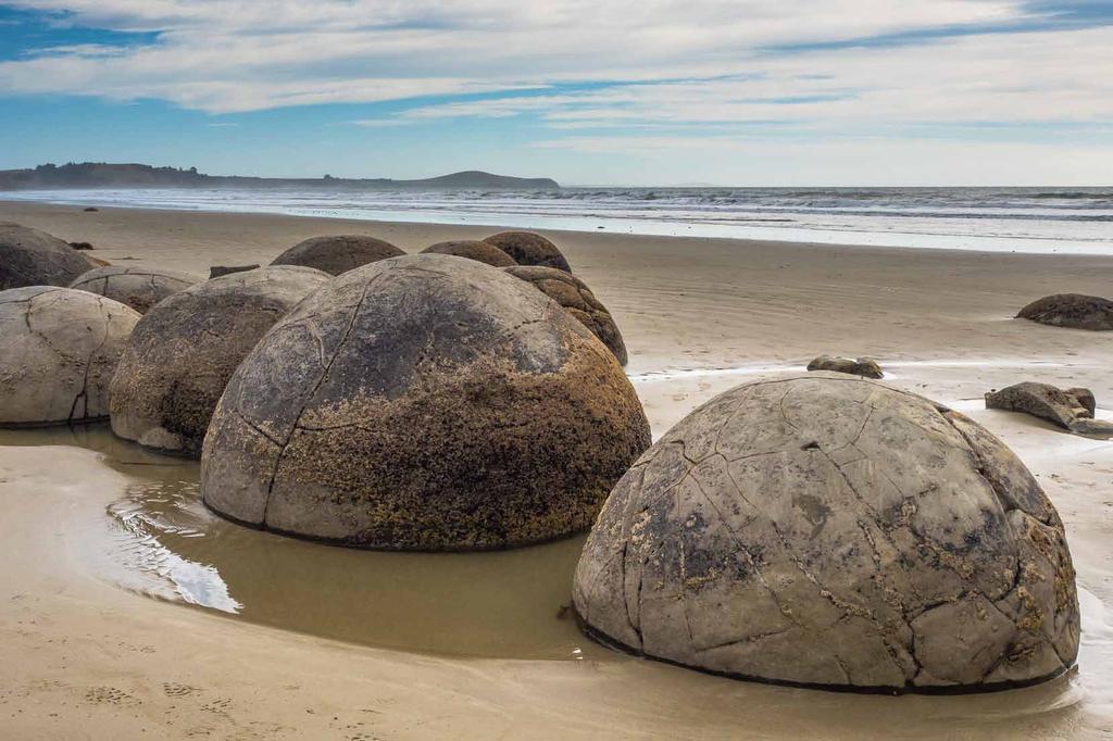 Nowa Zelandia Wschodnie wybrzeże Moeraki Boulders Beach listopad 1 2 3 4 5 6 7 8 9 10 11 12 13 14 Wszystkich Świętych 15 Bogdana, Jerzego 16 Huberta, Sylwii 17 Karola, Olgierda 18 Elżbiety,