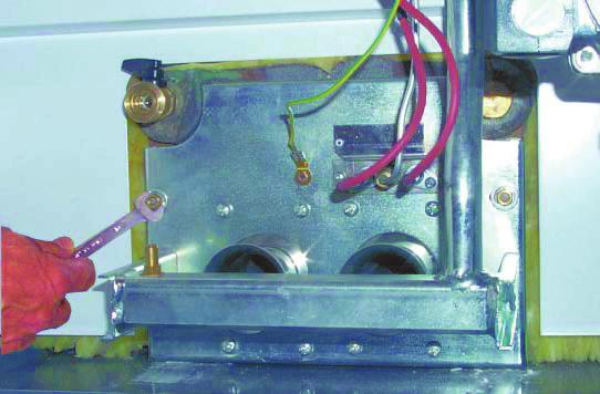 Demontaż i czyszczenie zespołu palników Aby zdemontować zespół palników, należy: Odłączyć zasilanie elektryczne i zamknąć zawór gazu przed kotłem; Odkręcić nakrętkę mocującą rurkę doprowadzającą gaz