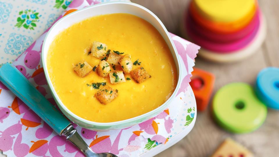 Zupa marchwiowoziemniaczana z grzankami ziołowymi Składniki 1 l bulionu warzywnego 200 ml soku jabłkowego 600 g marchwi 600 g ziemniaków 1 łyżeczka tymianku 120 g śmietany kremówki sól pieprz 2 tosty