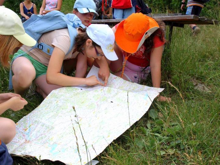 NOCNA WYPRAWA Z LATARKAMI TROPEM NIEDŹWIEDZIA Tylko dla odważnych! Gdy zapadnie zmrok wybierzemy się do lasu na poszukiwaniu niedźwiedzia na tych, którzy wytrwają do końca czeka nagroda.