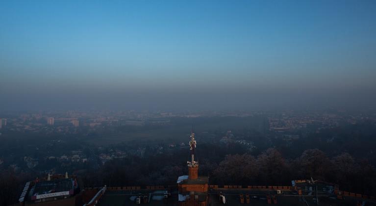 powietrze jest zanieczyszczone drobnymi cząsteczkami, widmo jest