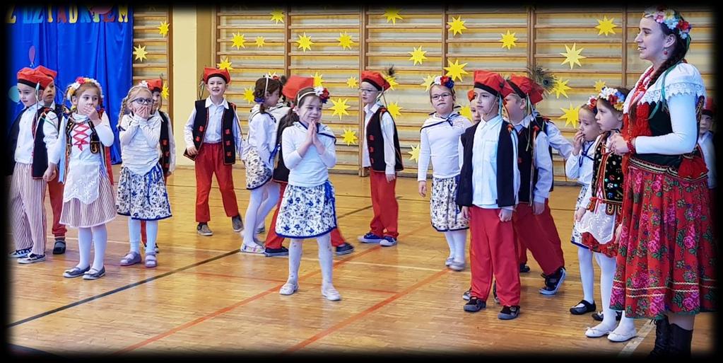 - grupa sześciolatków zatańczyła taniec ludowy krakowiaka w przepięknych, ręcznie wykonanych strojach krakowskich; - 9 listopada 2018r. o godz. 11.